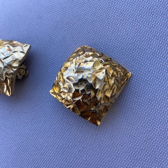 Robin Kahn vintage clip on square gold earrings - Picture 3 of 4